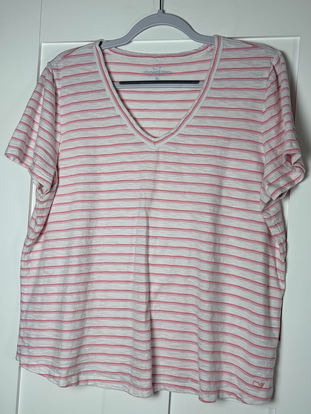 Vineyardโ Vines White and Pink Striped V-Neck Short Sleeve Tee